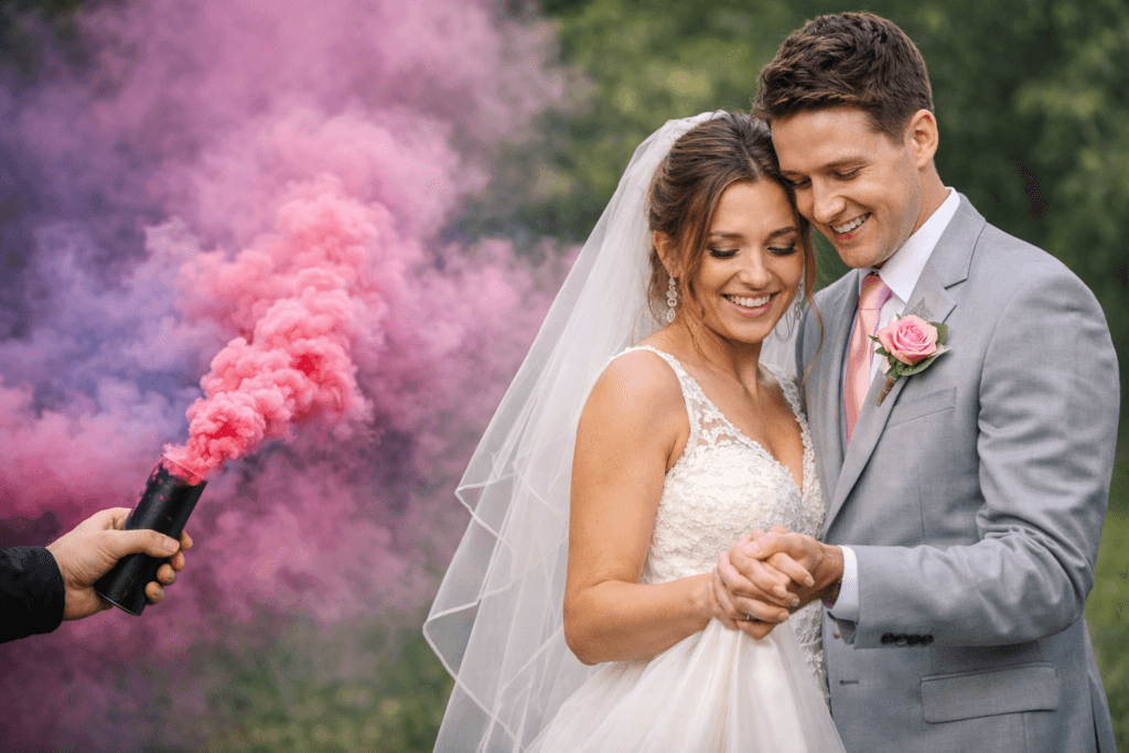 Brautkleid-Fotos mit farbigem Rauch von Rauchfackeln